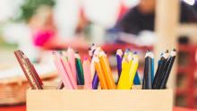 banco di scuola con matite colorate da disegno (foto Markus Spiske per Unsplash.com)