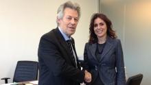 Stretta di mano tra la nuova Consigliera Silvia Cavallarin e il segretario generale Stefano Nen